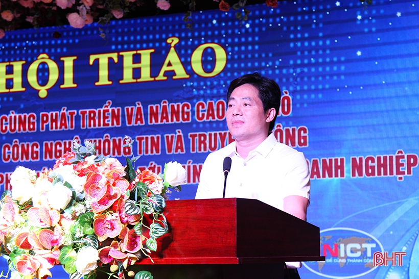 Phó Giám đốc Sở TT&TT, Giám đốc Trung tâm CNTT&TT Hà Tĩnh Dương Văn Tuấn phát biểu tại hội thảo.