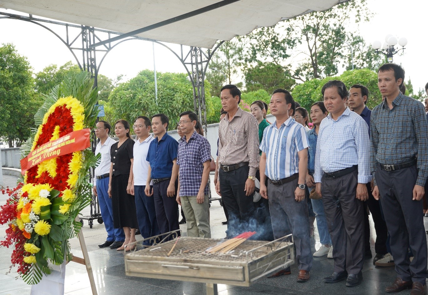Lãnh đạo và đoàn công tác các Sở Thông tin và Truyền thông Cụm thi đua số 5 dâng hoa, dâng hương viếng anh hùng Liệt sĩ tại Nghĩa trang đường 9