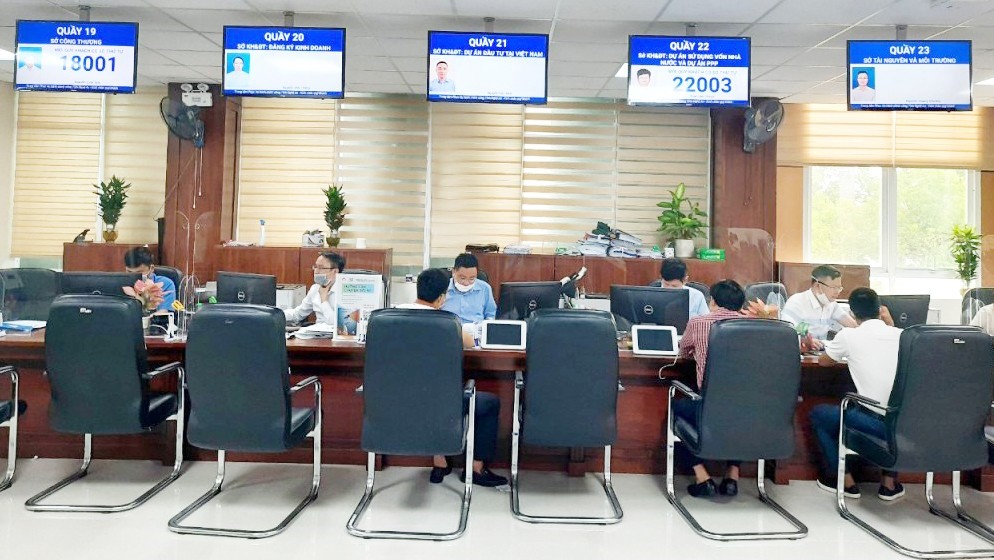 Người dân thực hiện các thủ tục hành chính theo số thứ tự đã được đăng ký tự động tại Trung tâm Phục vụ hành chính công Nghệ An
