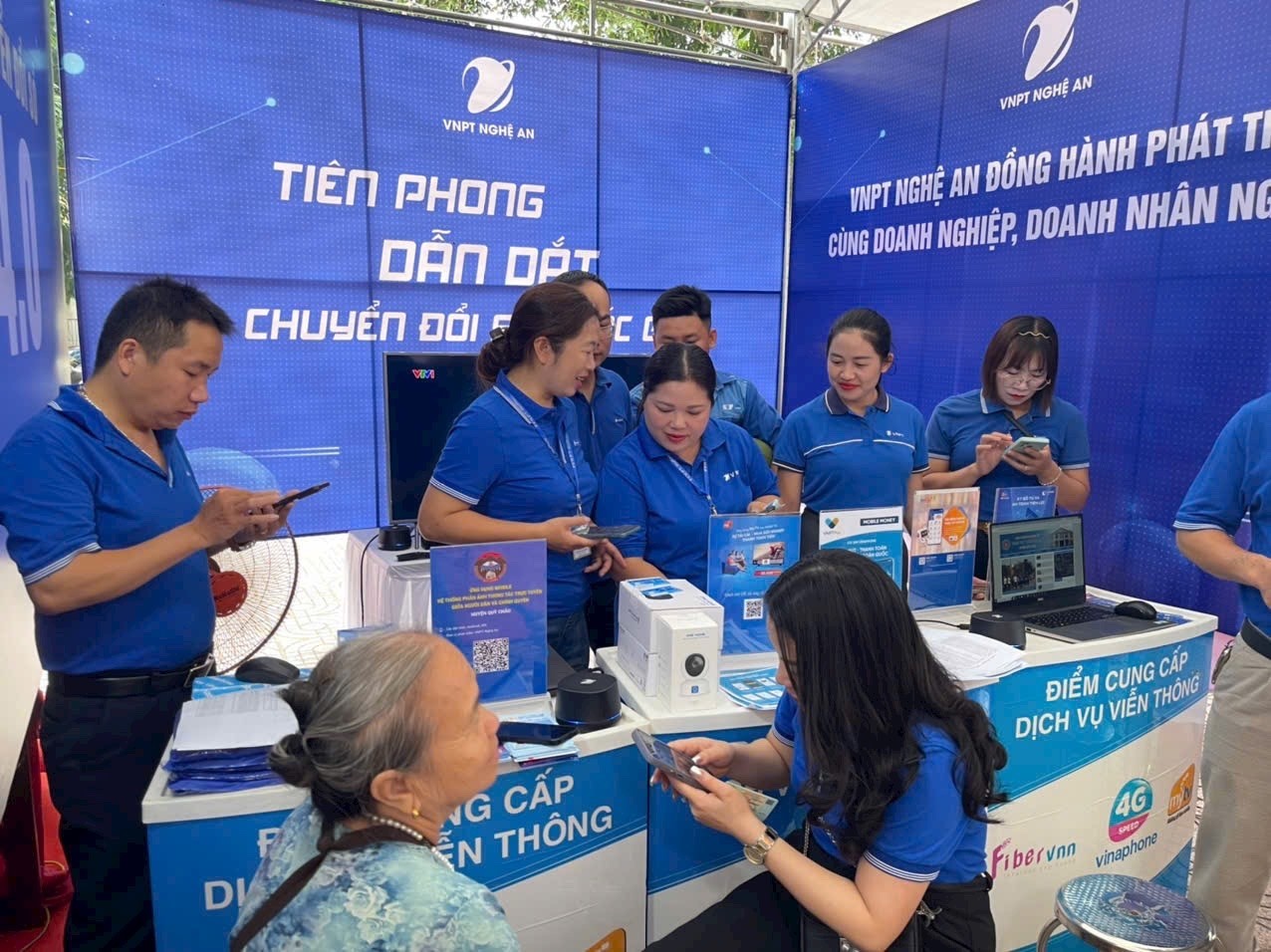 Cán bộ nhân viên VNPT Nghệ An tuyên truyền, hướng dẫn người dân sử dụng các nền tảng dịch vụ số trên điện thoại thông minh