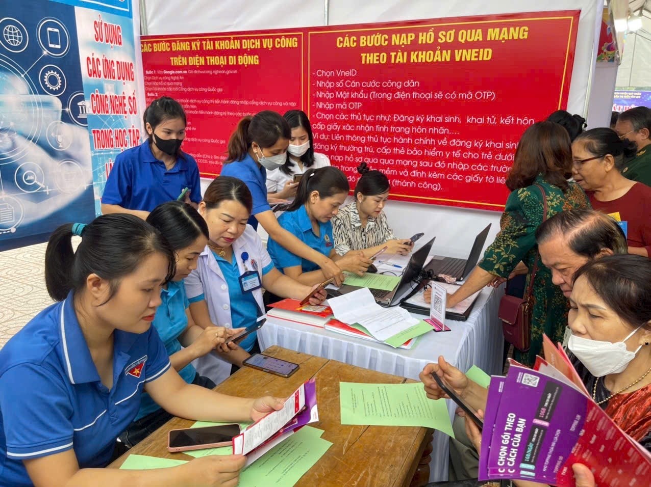 Người dân được Tổ công nghệ số cộng đồng hướng dẫn ứng dụng cài đặt và ứng dụng các nền tảng công nghệ số trên điện thoại thông minh